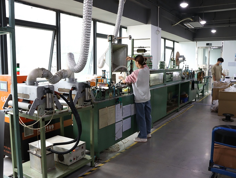 背膠生產(chǎn)線場景 (8)