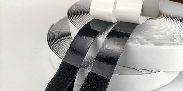 背膠魔術(shù)貼撕下來的時(shí)候會留膠嗎？