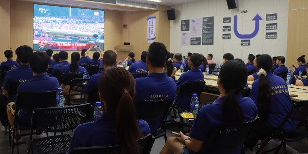 杰誠(chéng)魔術(shù)貼停工組織全員觀禮閱兵：以實(shí)業(yè)初心致敬民族精神，以創(chuàng)新使命引領(lǐng)行業(yè)未來(lái)