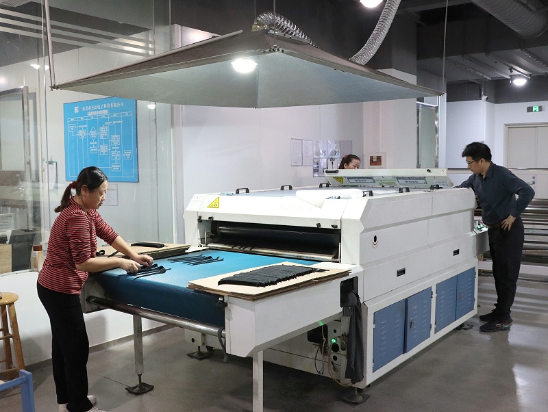 熱壓魔術(shù)貼生產(chǎn)現(xiàn)場(chǎng) (6)